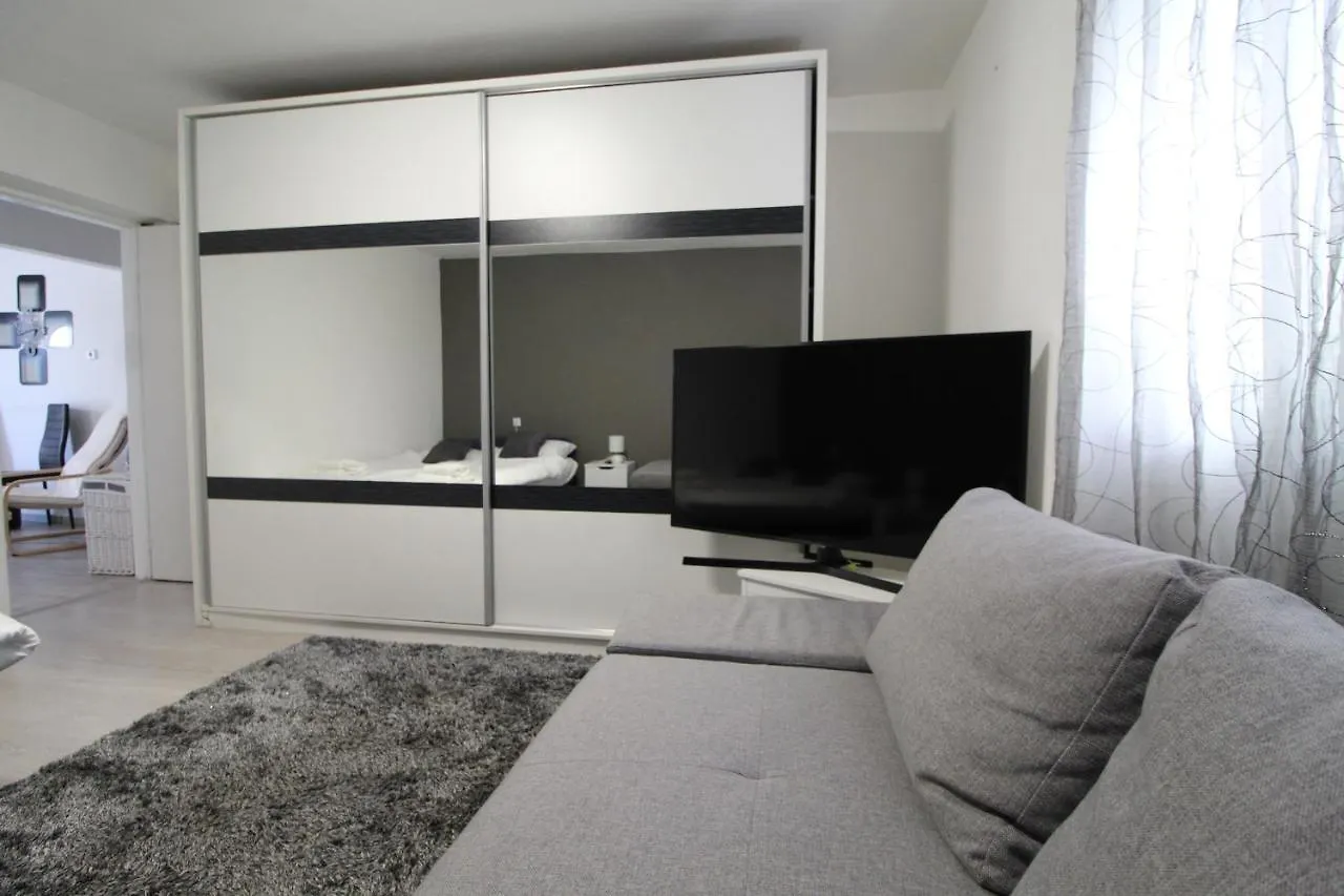 Apartment Matijas, 3 Bedroom Apt With Terrace And Parking Сплит