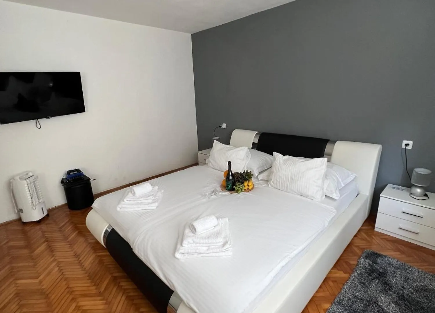 Apartment Matijas, 3 Bedroom Apt With Terrace And Parking Split 0*,